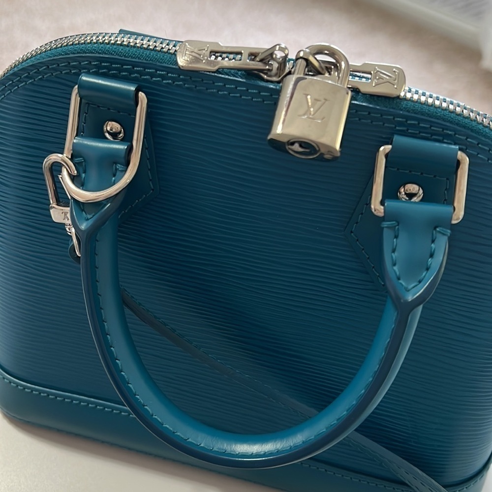 Authentic Louis Vuitton Alma BB Epi Leather - Picture 4 of 11